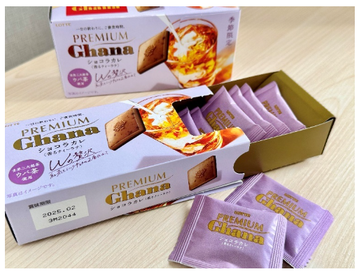 The LOTTE Ghana Chocolate Carre Tea Latte 64g shown outside its packaging, highlighting the premium Japanese chocolate presentation.