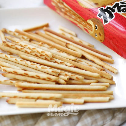 A serving of GLICO Karu-Jaga salted potato chips displayed on a plate, showing their light, airy texture after being removed from the 41g package.