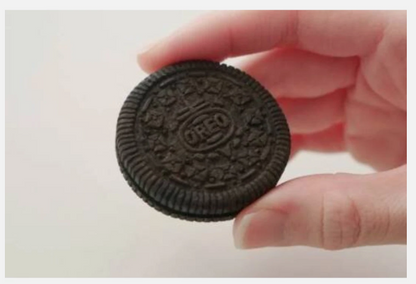 Image showing MONDELEZ Oreo Vanilla Cream Cookies taken out of the packaging, with chocolate cookies and visible vanilla cream displayed clearly.