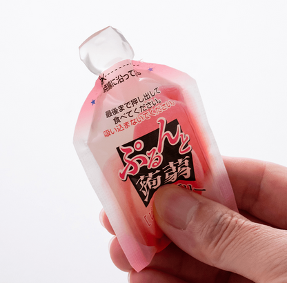 Orihiro Peach Flavor konjac jelly pieces shown outside the packaging, highlighting their shape, texture, and individual wrapping.